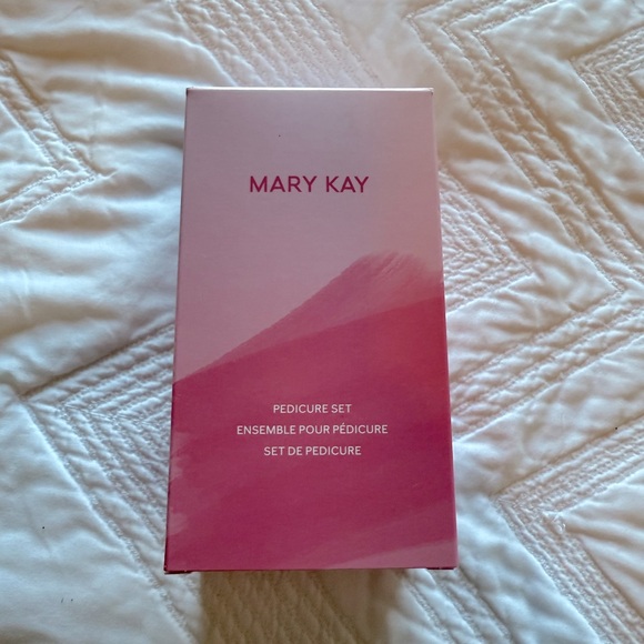 Mary Kay pedicure set. Brand new. Mint foot scrub, lotion, pumice stone, file. - Picture 2 of 3